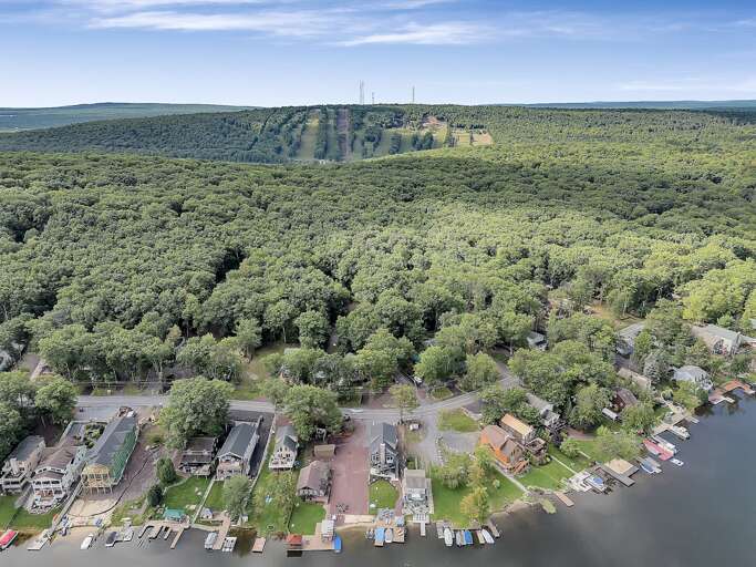 Big Boulder Ski Resort and Lake Harmony make this a rental for ALL seasons Big Boulder Ski Resort and Lake Harmony make this a rental for ALL seasons