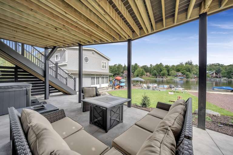 Comfortable patio with Hot Tub Comfortable patio with Hot Tub