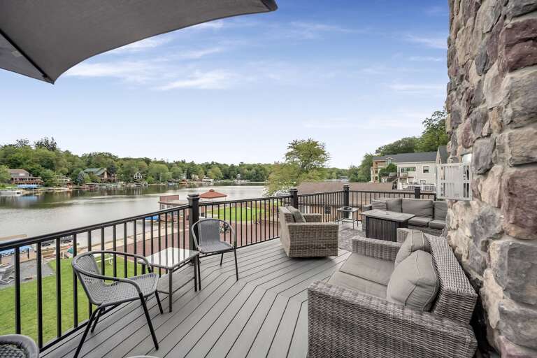 Relaxing in Comfort, Soothing Lake View Relaxing in Comfort, Soothing Lake View