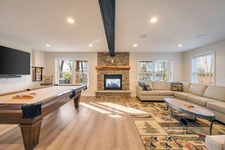 Smart TV, Pool Table, Indoor/Outdoor Fireplace and Lounge in 2dn Floor Game Room