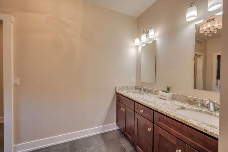 Dual Vanities in En Suite Bathroom Dual Vanities in En Suite Bathroom
