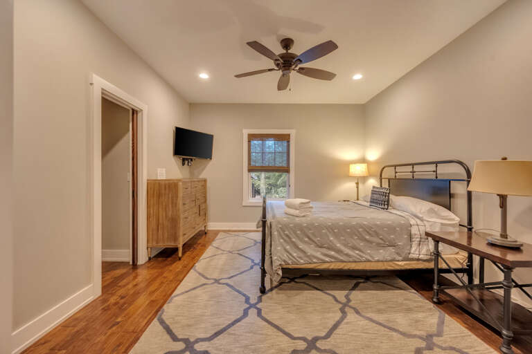 Restful Respite in 2nd Floor Bedroom 7 with 1 Queen Bed (sleeps 2) Restful Respite in 2nd Floor Bedroom 7 with 1 Queen Bed (sleeps 2)