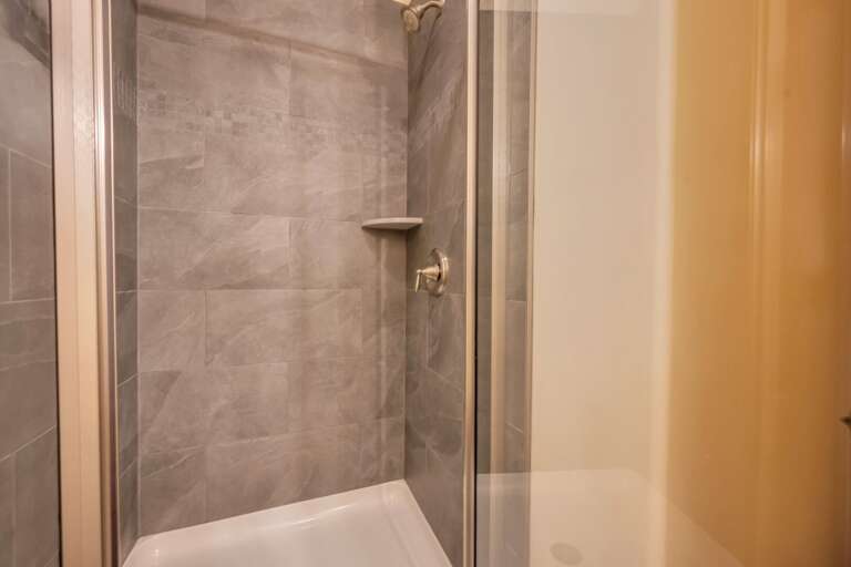 Shower in Bedroom 8 En Suite Bathroom. Shower in Bedroom 8 En Suite Bathroom.