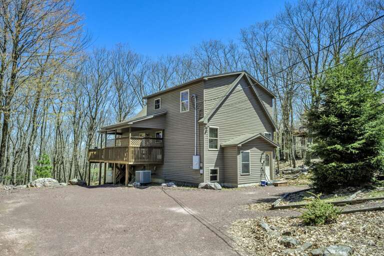 Parking for 8 Vehicles at Hilltop Hideaway