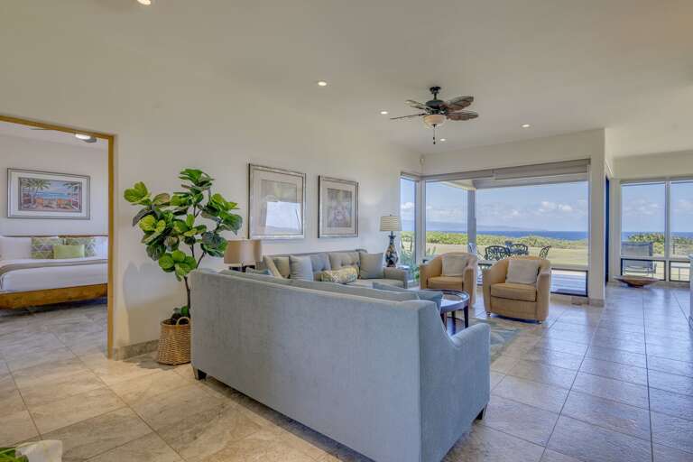 Entertaining area, plenty of seating for everyone.