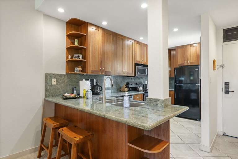 Marble kitchen counter w. kitchen view