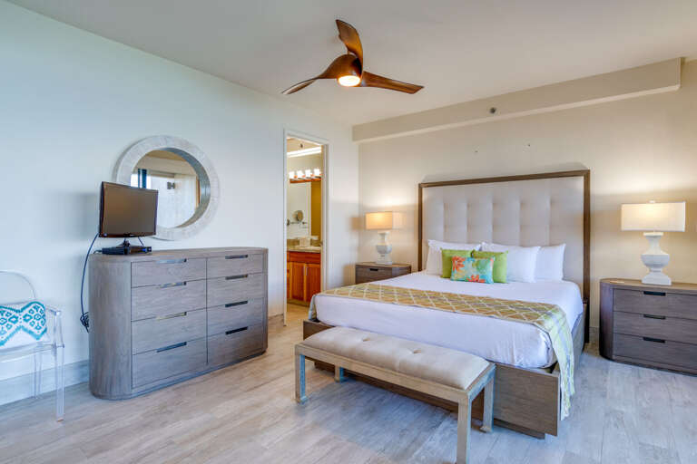 King-Size Bed, Ensuite Bathroom, Closet Space, Ceiling Fan and Smart TV