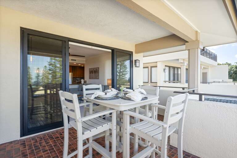 modern bistro seating to enjoy the views