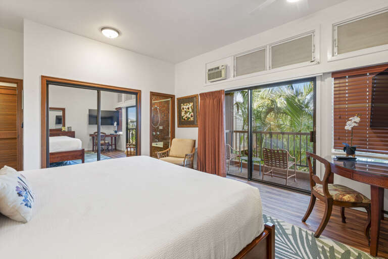 bedroom with private lanai and bathroom