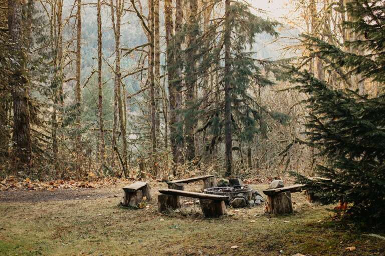 Outdoor fire pit (not available during burn ban season)