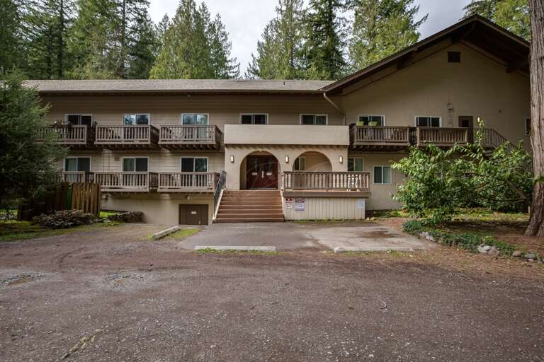 Front of Snowline Lodge and parking Front of Snowline Lodge and parking