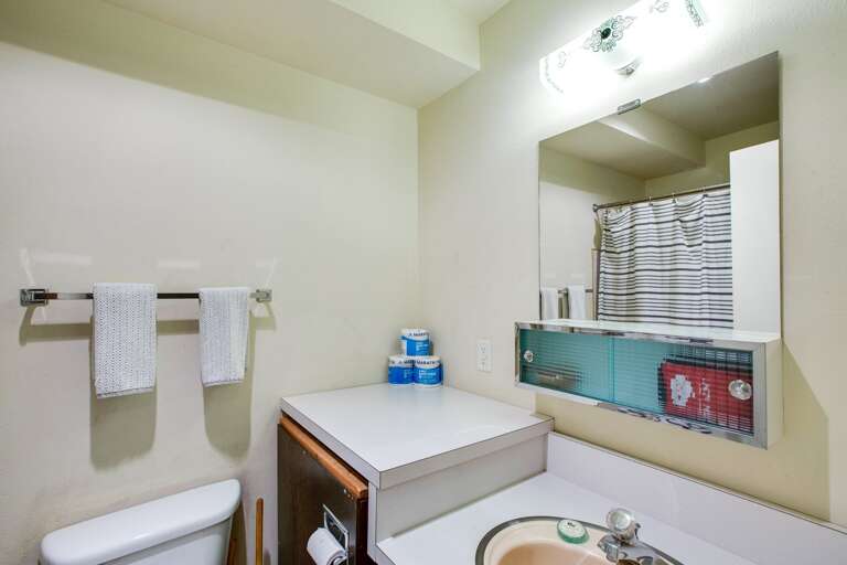 Full bathroom Full bathroom