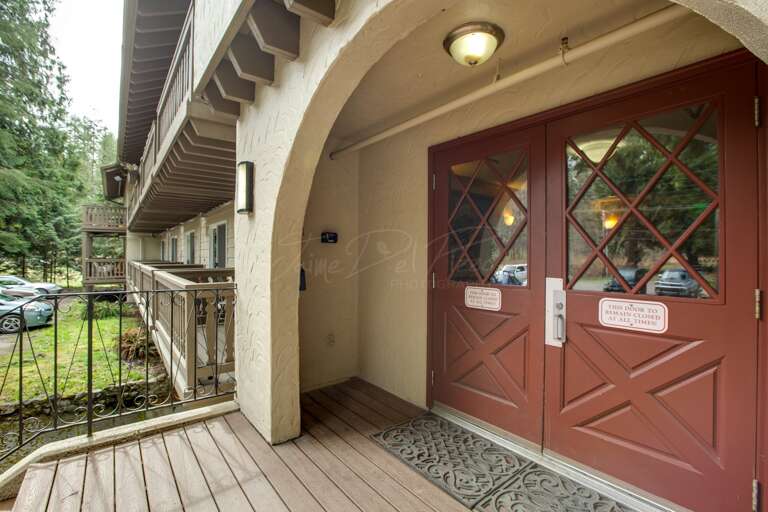 Snowline Lodge outside entry Snowline Lodge outside entry