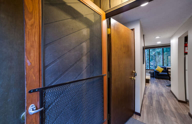 Inside / outside entry Inside / outside entry