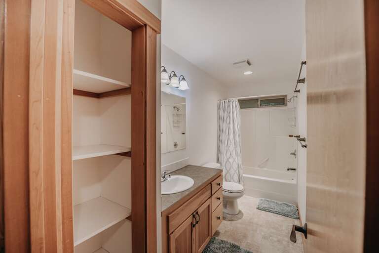 Main bathroom with shower and tub