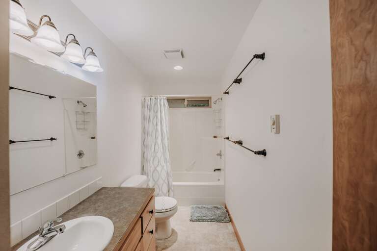 Main bathroom with shower and tub