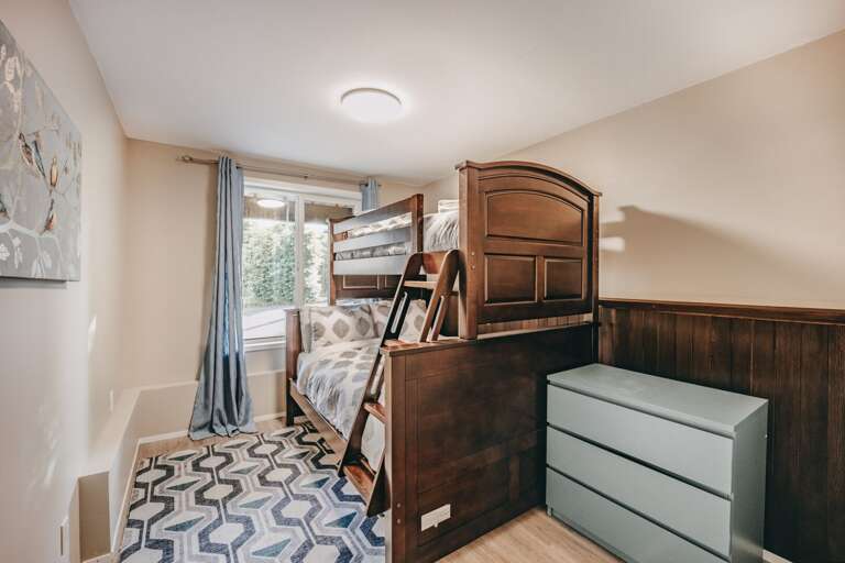 Lower level bedroom with a twin/full size bunk Lower level bedroom with a twin/full size bunk