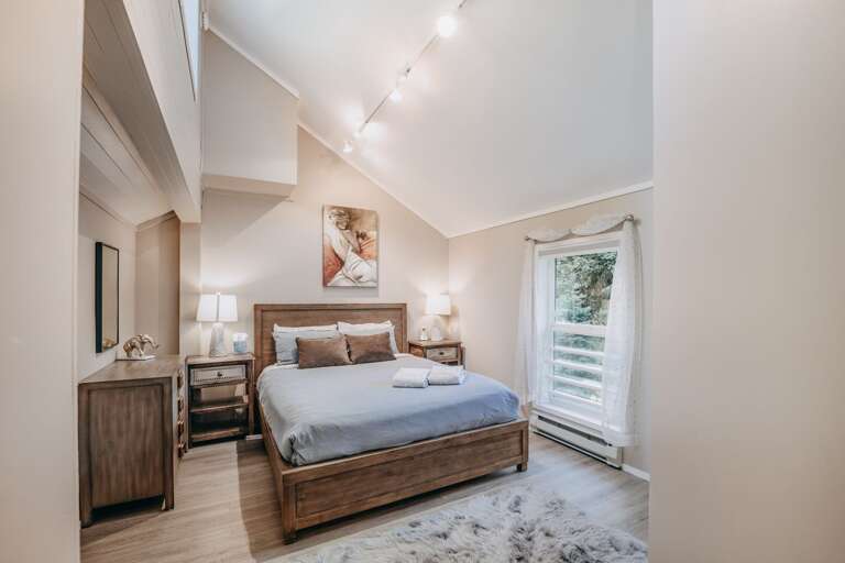 Top floor bedroom with a queen bed Top floor bedroom with a queen bed