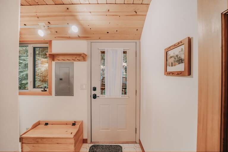 Entryway mud room with washer/dryer