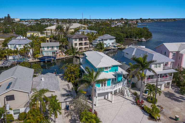 Bayshores Beautiful 3 Bedroom Vacation Rental in Holmes Beach, FL