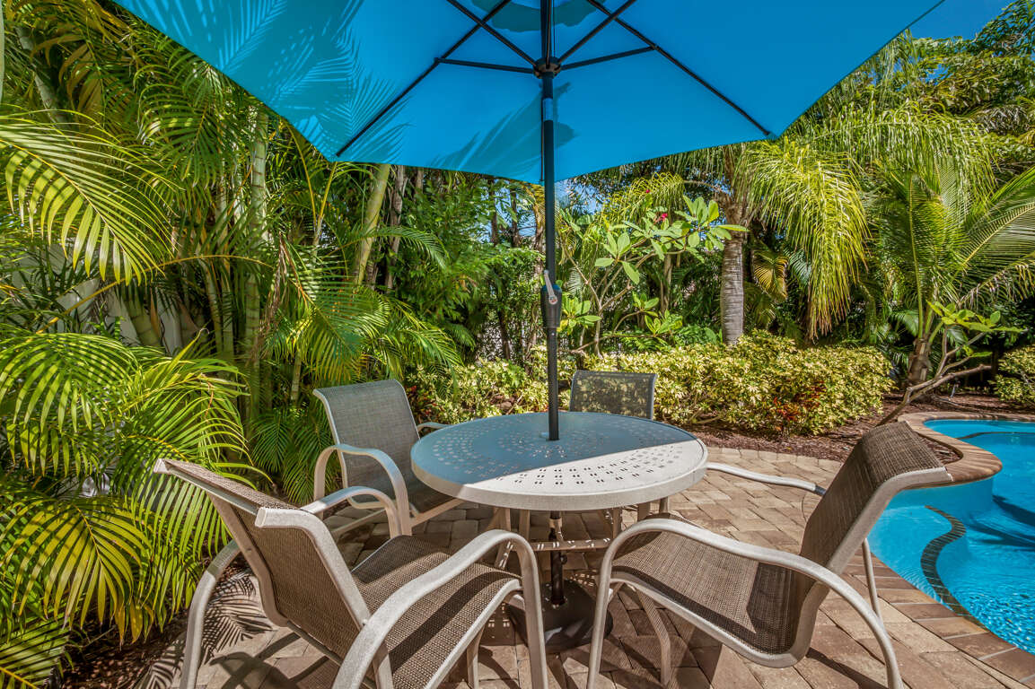 Pineapple Palms Cottage Short Term Rental in Holmes Beach, FL 2
