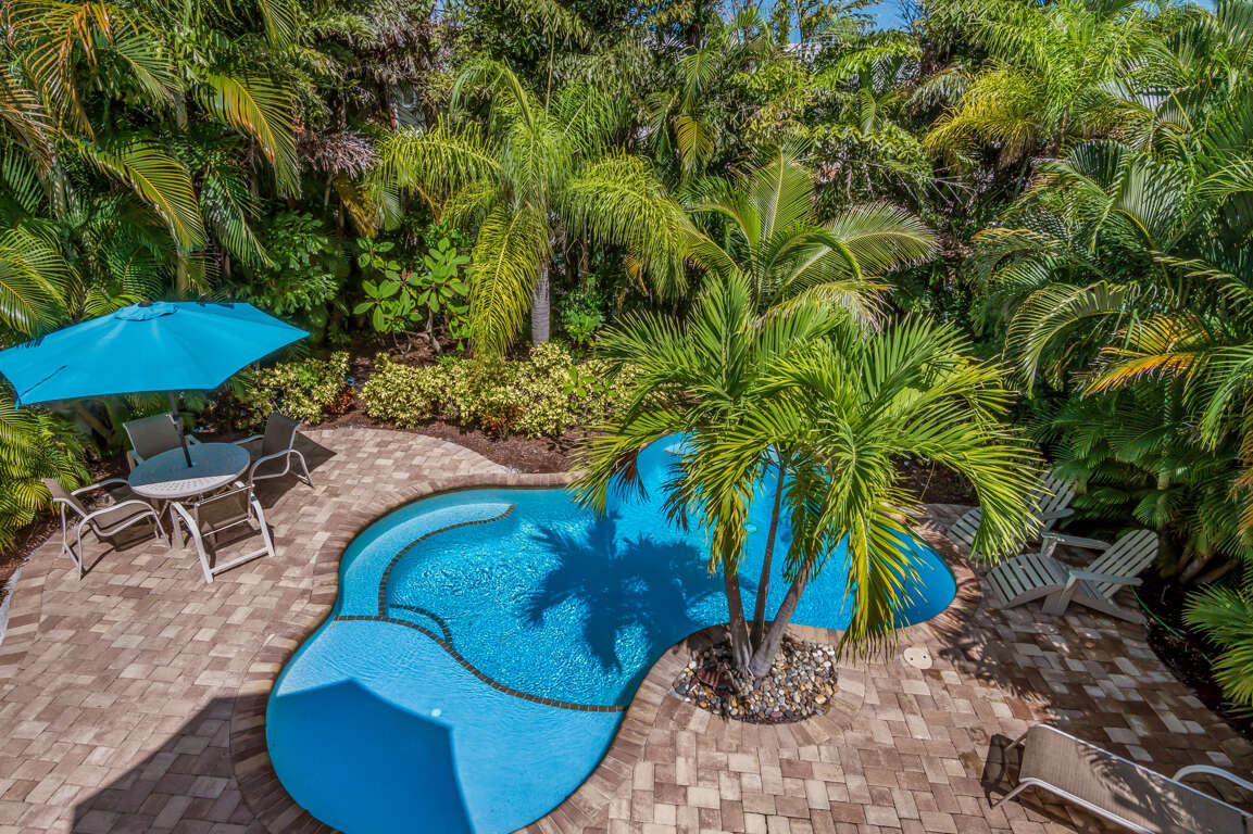 Pineapple Palms Cottage Short Term Rental in Holmes Beach, FL 2