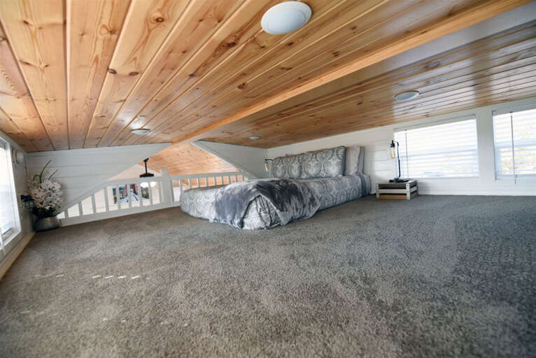 Sweet Creek Retreat- Hot tub & firepit area