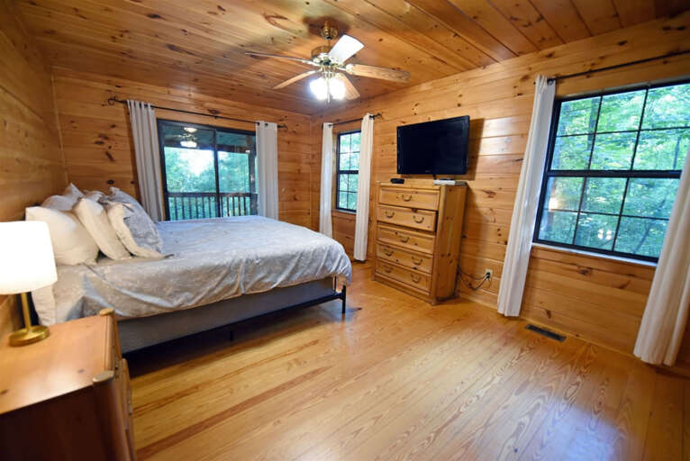 Wolf`s Den - Blue Ridge Cabin Rental