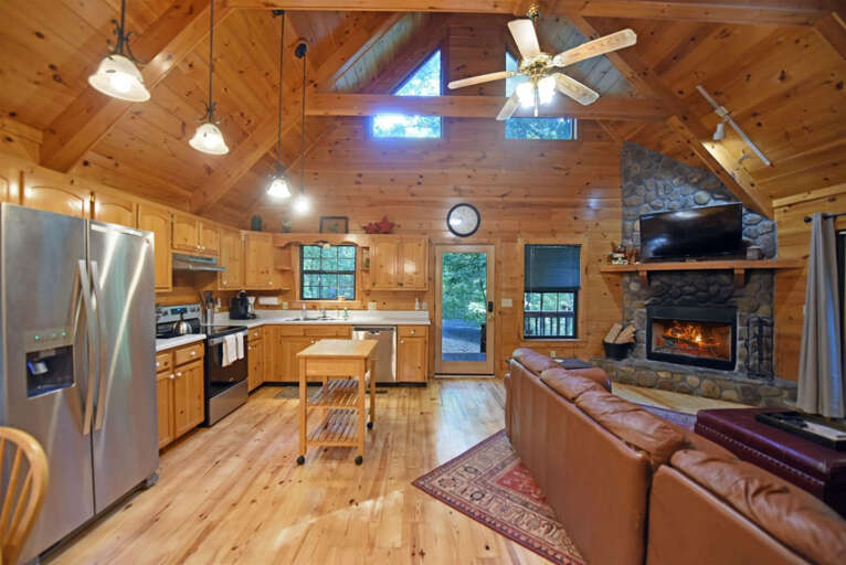 Wolf`s Den - Blue Ridge Cabin Rental