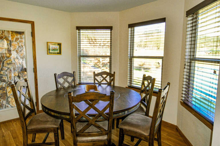Ocoee river area cabin rental- Dining area