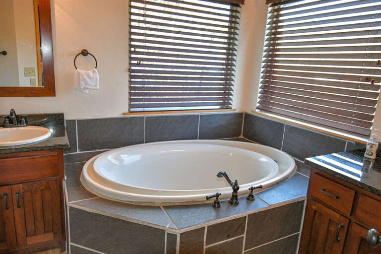 Ocoee river area cabin rental- Master bath garden tub