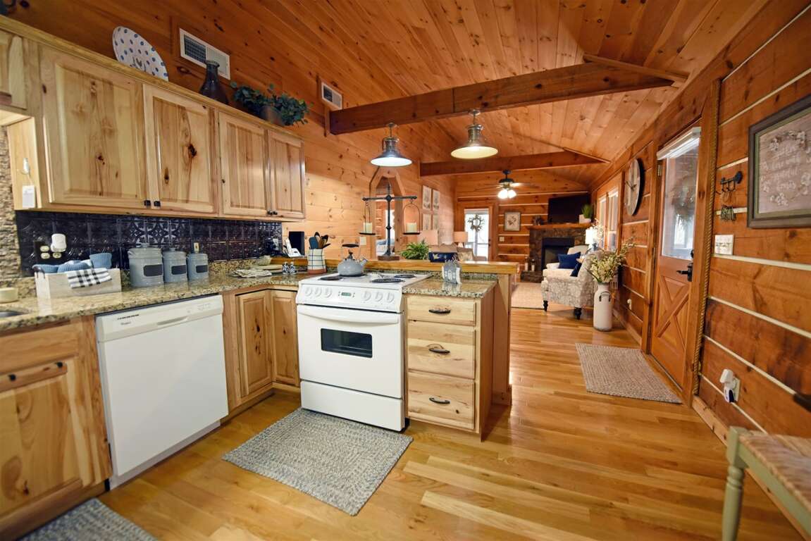 Peace of Paradise Mineral Bluff GA 2 Bedroom Vacation Cabin For Rent