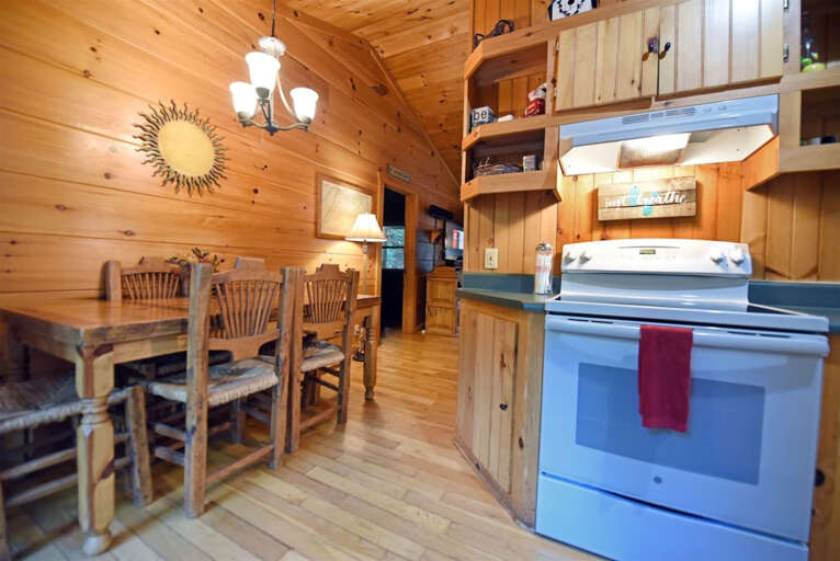 Laurel Creek Cabin Rental- Blue Ridge kITCHEN-dINING AREA