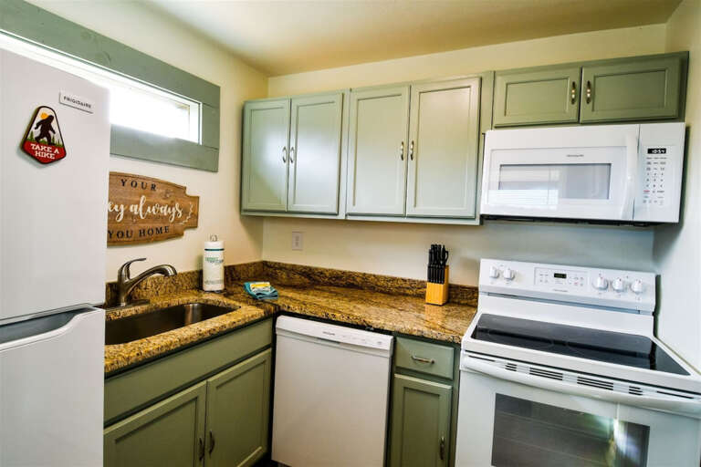 Copper Duck cottage- kitchen with new appliances and granite countertops