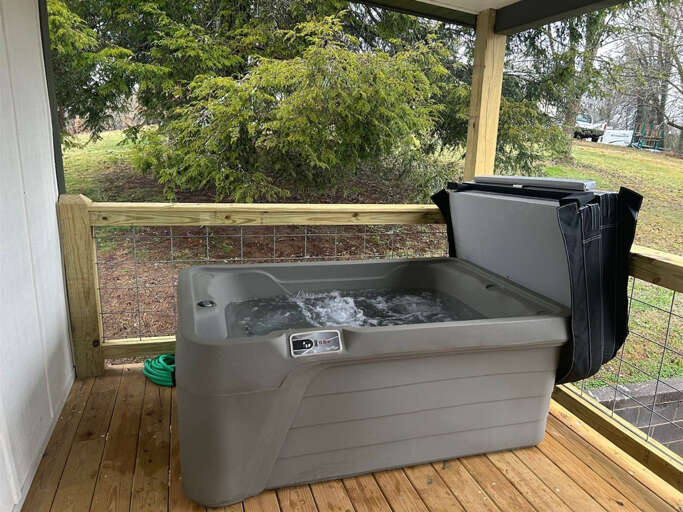 Copper Duck cottage- 2 person hot tub