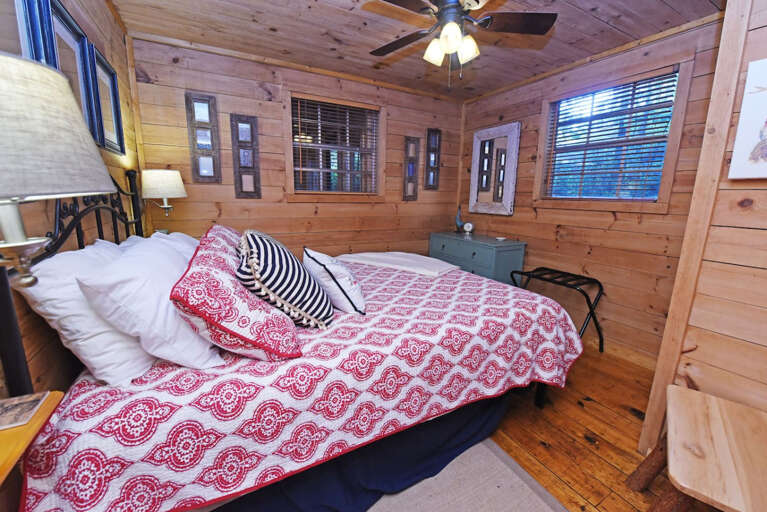 Riverbend Den- Creekfront cabin rental