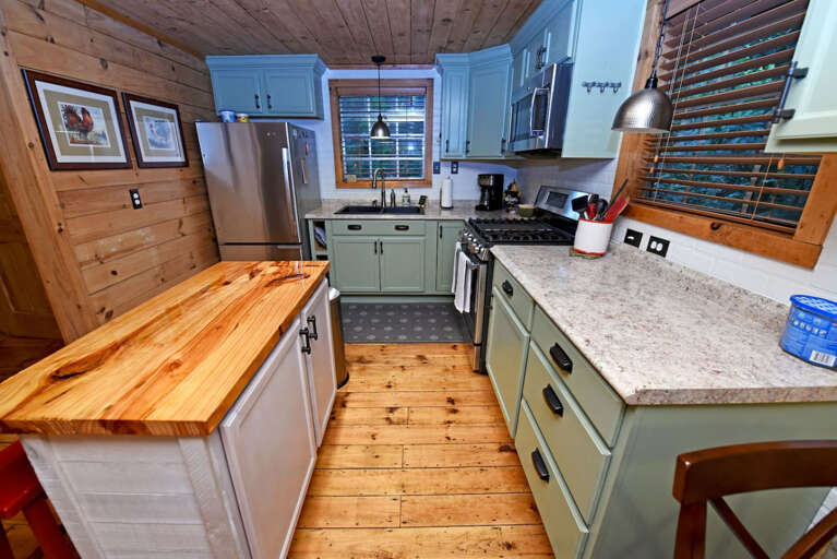 Riverbend Den- Creekfront cabin rental