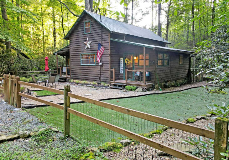 Riverbend Den- Creekfront cabin rental