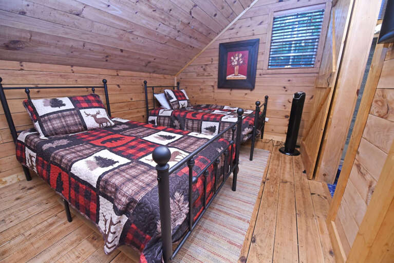 Riverbend Den- Creekfront cabin rental