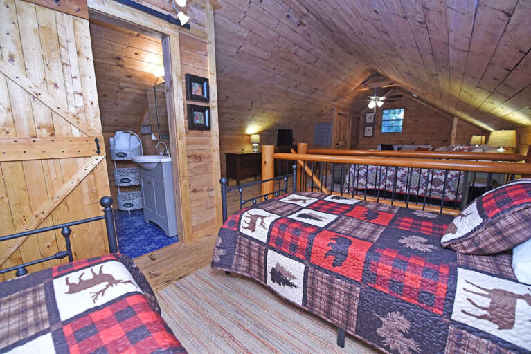 Riverbend Den- Creekfront cabin rental
