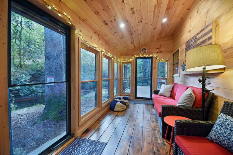 Riverbend Den- Creekfront cabin rental