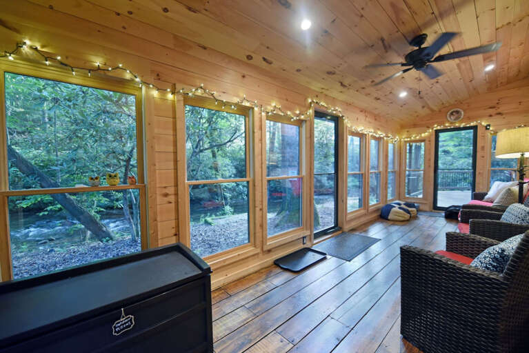 Riverbend Den- Creekfront cabin rental