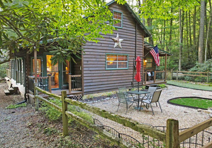 Riverbend Den- Creekfront cabin rental