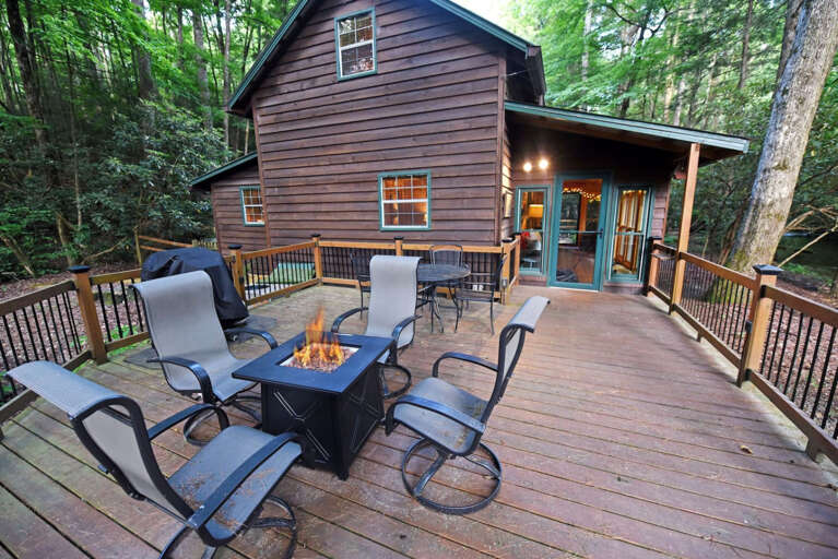 Riverbend Den- Creekfront cabin rental