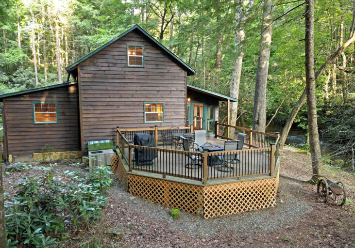 Riverbend Den- Creekfront cabin rental