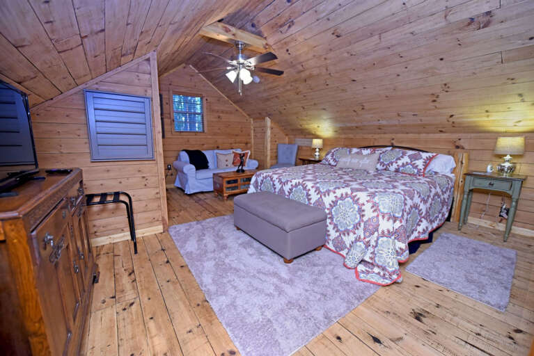 Riverbend Den- Creekfront cabin rental