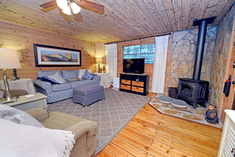 Riverbend Den- Creekfront cabin rental