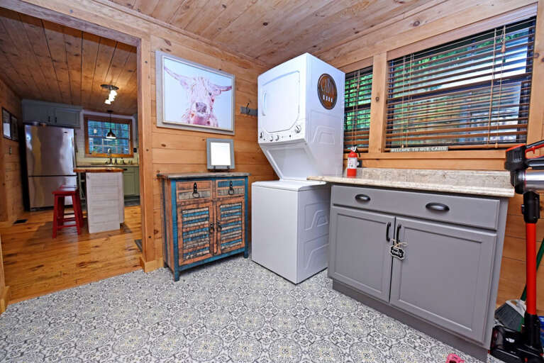 Riverbend Den- Creekfront cabin rental