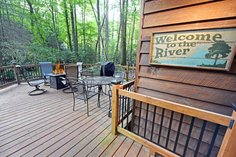 Riverbend Den- Creekfront cabin rental
