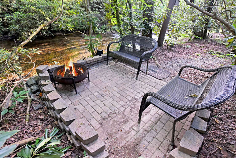 Riverbend Den- Creekfront cabin rental